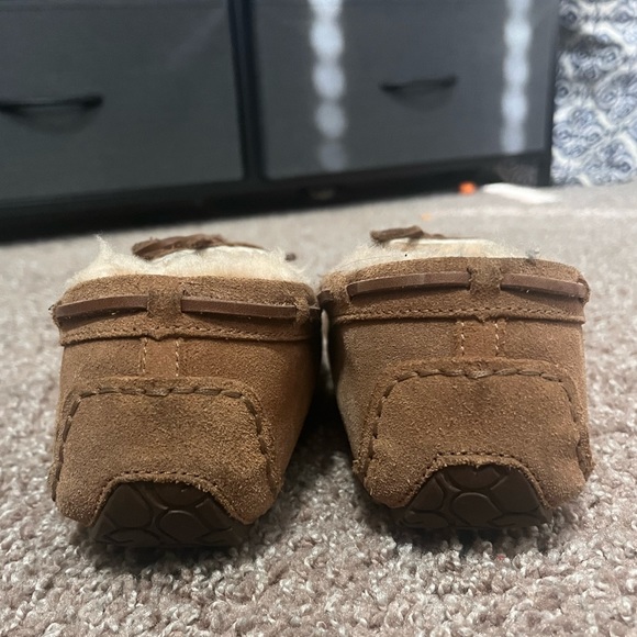 Ugg Dakota Chestnut Moccasins - Picture 5 of 7